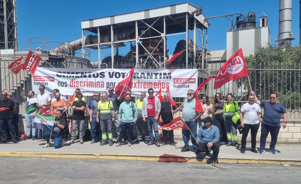 Trabajadores de La Cementera de Alconera  se manifiestan contra la discriminación por el pago del Plus Variable