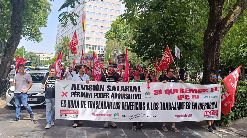 Trabajadores  de Iberdrola se concentran hoy en Cáceres y recorren la ciudad en protesta por el bloqueo del convenio